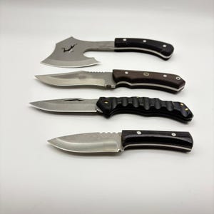 Könnte beinhalten: Vier Messer und eine kleine Axt mit Holz- und schwarzen Griffen. Die Axt hat eine Entensilhouette, die aus der Klinge geschnitten ist. Die Klingen sind silberfarben und die Griffe sind dunkelbraun und schwarz.