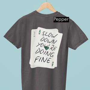 Baja el ritmo, lo estás haciendo bien. Camiseta de colores cómodos en naipes 777
