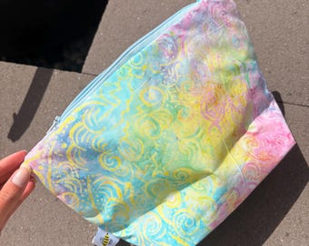 Borsa trapuntata a spirale blu, viola, rosa e verde, ideale per boutique.