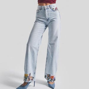 Jeans ricamati a fiori: denim 100% cotone a vita alta blu ghiaccio
