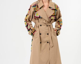 Boho-gehaakte patchwork-trenchcoat – uniek beige lang jack – statement bovenkleding herfst/winter