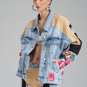 Giacca in denim patchwork riciclata: streetwear vintage, graffiti e pop art