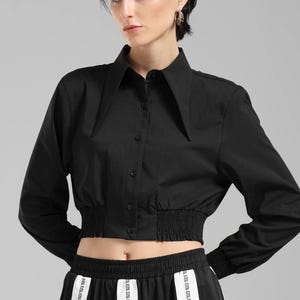 Schwarze Baumwollbluse mit spitzem Kragen und elastischen Bündchen – kurzes, geknöpftes Hemd mit elastischer Taille – elegantes Langarmtop