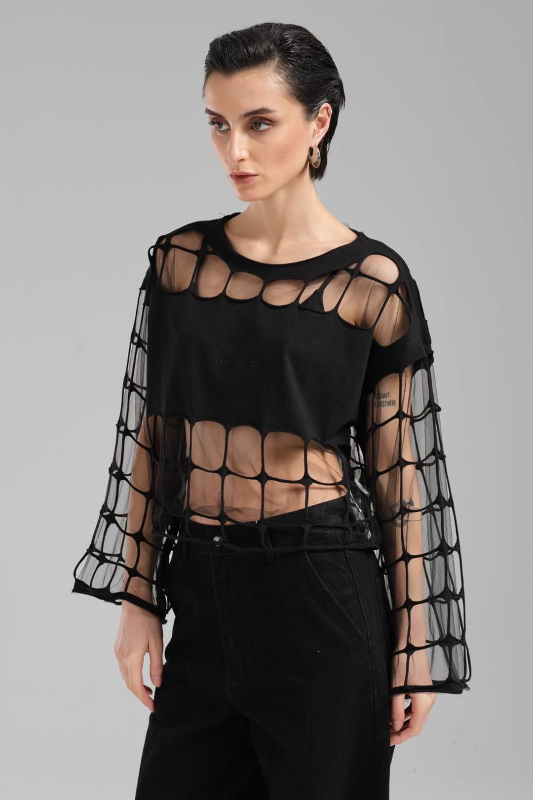 Haut court en résille noir avec superposition de tulle Chemisier