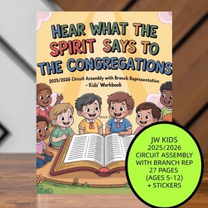 K&ouml;nnte beinhalten: Ein Kinderarbeitsbuch mit dem Titel "Hear What the Spirit Says to the Congregations". Das Cover zeigt Cartoon-Kinder, ein offenes Buch und den Text "JW Kids 2025/2026 Circuit Assembly with Branch Rep." Enth&auml;lt Aufkleber.