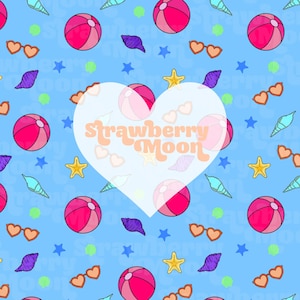 Op de afbeelding: Een naadloos patroon met strandballen, hartvormige zonnebrillen, zeeschelpen en zeesterren op een lichtblauwe achtergrond. Het ontwerp bevat de tekst "Strawberry Moon" in een hartvorm. Het patroon is handgetekend en een direct download.
