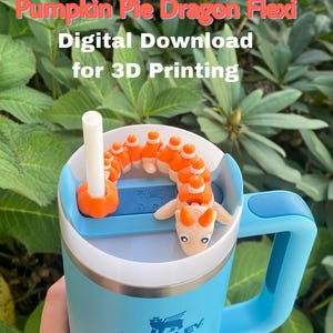 Könnte beinhalten: Ein hellblauer Stanley-Becher mit einer weißen und orangefarbenen Drachenfigur. Der Becher hat einen blauen Griff und Deckel. Der Text auf dem Bild lautet "Pumpkin Pie Dragon Flexi Digital Download for 3D Printing."