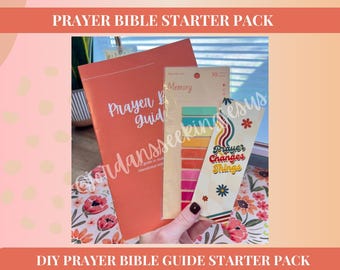 Puede incluir: Se muestra una Guía de Oración naranja, un paquete de tarjetas de memoria y un marcapáginas con la frase "Prayer Changes Things". También se ve el texto "Prayer Bible Starter Pack" y "DIY Prayer Bible Guide Starter Pack".