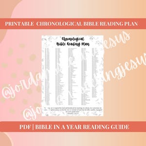 Puede incluir: Un plan de lectura bíblica cronológica imprimible con el texto "Chronological Bible Reading Plan". El PDF incluye una "Guía de lectura bíblica en un año" y una cita de 2 Timoteo 3:16-17. Fondo melocotón y rosa.