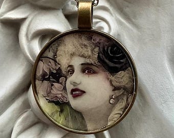 Collar con colgante de latón y rosa negra: joyería gótica de arte alterado