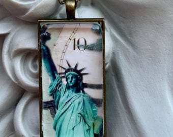 Colgante de la Estatua de la Libertad hecho a mano por Alteredhead.