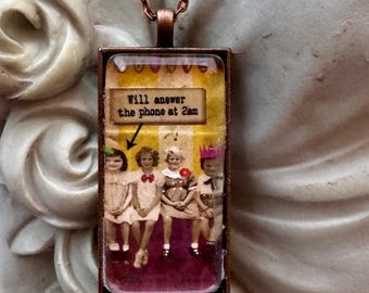 Collar con colgante temático de Dick y Jane, humor juvenil de Besties, Alteredhead en Etsy.