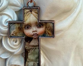 Colgante de partes de muñeca, joyería gótica, religión oscura, joyería de muñeca espeluznante, hecha a mano por Alteredhead.
