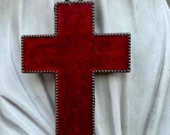 Collar con colgante de cruz de resina roja gruesa: joyería espiritual artesanal
