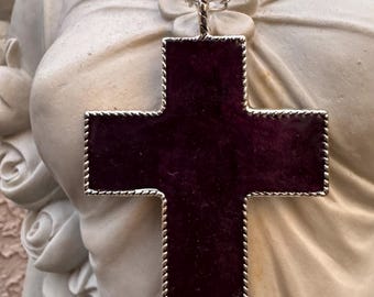 Cruz de resina, joyería llamativa casi negra, hecha a mano por Alteredhead.
