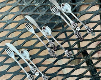 Recuerdos de boda: cucharas, tenedores y cuchillos plateados (ETSY), cubiertos miniatura vintage, detalles para casas de muñecas, arte alterado, artículos para diarios creativos.