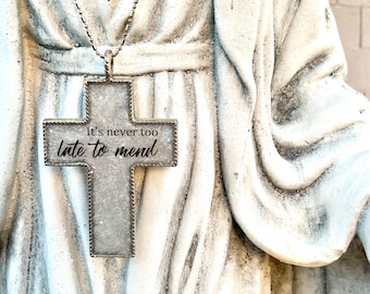 Collar grande con colgante de cruz de resina blanca: joyería espiritual de técnica mixta