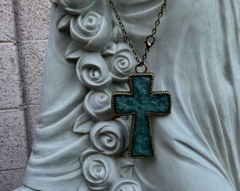 Collar con colgante de cruz de resina jade: Joyería llamativa con cruz color aguamarina