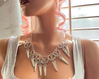 Collar con dije de tijeras "Corre con tijeras" - Regalo para estilista - Collar de tijeras - Plata - Estilo boutique - Joyería extravagante de Alteredhead