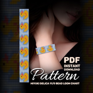 Könnte beinhalten: Ein Perlenarmbandmuster mit gelben Enten auf einem blau-weiß karierten Hintergrund. Das Muster ist für Miyuki Delica 11/0 Perlen. Das Bild enthält auch den Text "PDF Sofort-Download Muster".