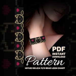 Puede incluir: Un patrón en PDF para un diagrama de telar de cuentas Miyuki Delica 11/0 que presenta un diseño de pulsera negra con caras de gato beige repetidas y pequeños corazones rosas. El documento digital incluye la cuadrícula para este accesorio.