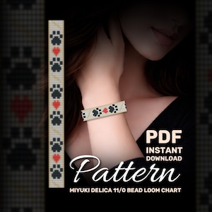 Op de afbeelding: Een kralenarmband met een patroon van poten en harten wordt getoond op een pols. De armband is zwart, rood en beige. De afbeelding toont ook een patroonkaart met hetzelfde ontwerp. Tekst op de afbeelding luidt "PDF Direct Download Patroon".