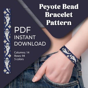 Op de afbeelding: Een donkerblauw peyote kralenarmbandpatroon met witte spook- en sterontwerpen. De afbeelding toont ook een bijpassende armband om een pols. Tekst op de afbeelding luidt "Peyote Bead Bracelet Pattern" en "PDF Instant Download".