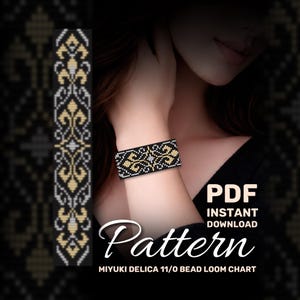 Puede incluir: Un brazalete de cuentas negro con patrones geométricos dorados y blancos se muestra en una muñeca. La imagen también muestra un diseño de patrón con colores similares y texto que dice "PDF Descarga instantánea Patrón".
