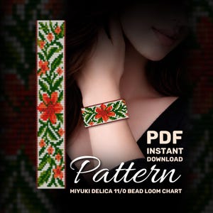 Pode incluir: Uma pulseira de contas com um design floral com flores vermelhas e folhas verdes. A pulseira é mostrada em um pulso, com um padrão correspondente exibido verticalmente. A imagem inclui o texto "PDF Download instantâneo Padrão MIYUKI DELICA 11/0 BEAD LOOM CHART."