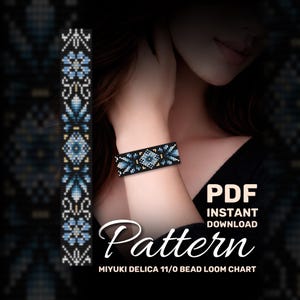 Può includere: Un braccialetto di perline con un design geometrico nei toni del nero, blu e oro è mostrato. L'immagine presenta anche un diagramma di motivi con un design simile e le parole "PDF Download istantaneo Modello" e "MIYUKI DELICA 11/0 BEAD LOOM CHART".