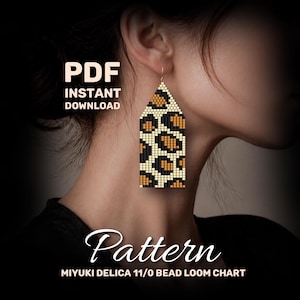 Può includere: Un orecchino di perline con un motivo leopardato è in mostra. L'orecchino ha una forma geometrica con una parte superiore color oro e un motivo di macchie nere e marroni su sfondo crema. Il testo "PDF INSTANT DOWNLOAD" è visibile.