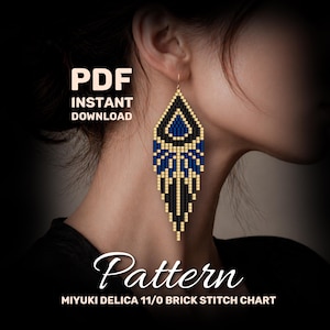 Puede incluir: Un pendiente largo de cuentas en forma de diamante con un patrón geométrico en negro, dorado y azul. El texto PDF INSTANT DOWNLOAD y Pattern MIYUKI DELICA 11/0 BRICK STITCH CHART es visible, indicando una guía de diseño digital.