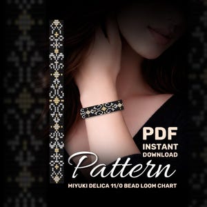 Puede incluir: Un brazalete de cuentas negras y doradas con un patrón geométrico se muestra en una muñeca. La imagen también presenta un patrón PDF para el brazalete, con las palabras "Pattern" y "MIYUKI DELICA 11/0 BEAD LOOM CHART".