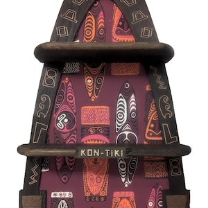 Estantería Tiki para exhibir tus tazas u otros artículos con temática polinesia.