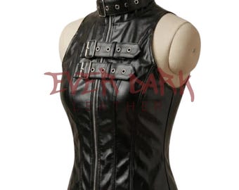 Top a corsetto in pelle verniciata nera, collo alto, chiusura con zip frontale, spalline con doppia fibbia, senza maniche, fatto a mano, vestibilità personalizzata.