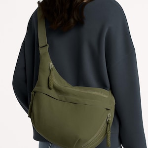 Multi Function Nylon School Bag Lightweight Dumpling Hobo Bag Crossbody Sling Purse with Multi Pockets Perfect for Commute and Daily Use