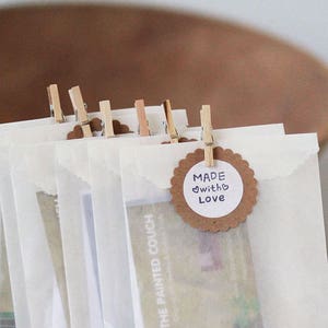 6 - Made With Love - Kraft geschulpte tags, 1 1/2 inch, aangepaste bedrukking beschikbaar | Handgemaakte cadeaus, Etsy Shop Benodigdheden, Bakkerijverpakkingen