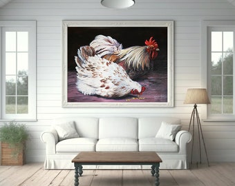Peut inclure: Une peinture de deux poulets, l'un blanc avec des taches brunes et l'autre brun avec des plumes blanches, sur un fond sombre. Le poulet blanc picore le sol, tandis que le poulet brun regarde vers la droite. La peinture est encadrée d'un cadre blanc.