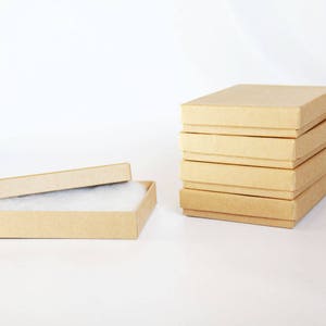 250 - Boîtes Kraft remplies de coton 5 1/4 x 3 3/4 x 7/8 Fonctionne parfaitement pour la présentation de photographies, les boîtes d'invitation et de cartes, les boîtes d'impression