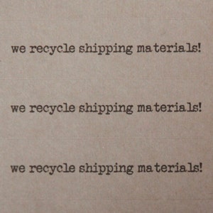 Puede incluir: Tres l&iacute;neas de texto "we recycle shipping materials!" est&aacute;n impresas en una fuente de m&aacute;quina de escribir sobre un fondo marr&oacute;n claro texturizado. El texto est&aacute; centrado y repetido tres veces, con cada l&iacute;nea separada por un espacio horizontal.