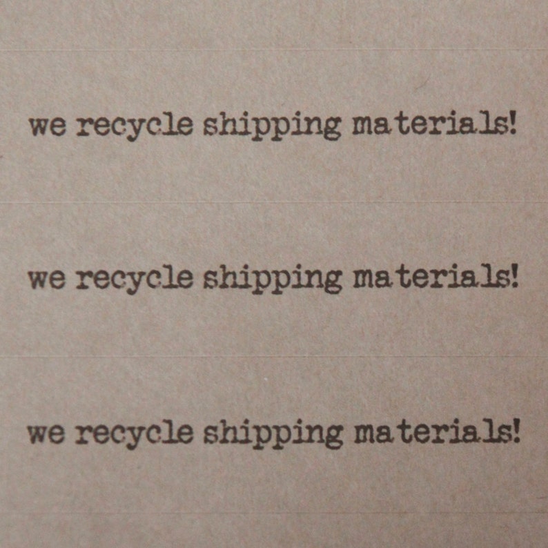Puede incluir: Tres l&iacute;neas de texto "we recycle shipping materials!" est&aacute;n impresas en una fuente de m&aacute;quina de escribir sobre un fondo marr&oacute;n claro texturizado. El texto est&aacute; centrado y repetido tres veces, con cada l&iacute;nea separada por un espacio horizontal.