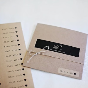 Shot With Love oder Captured With Love - Kraft Sticker- Set mit 80 Aufklebern 4,5 cm x 1,2 cm