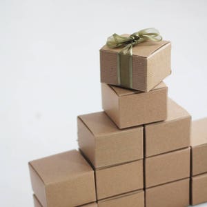 Set von 25 Kraft natürlichen Geschenkboxen 3x3x2 (3 in x 3 in x 2 in) - mit Nadelstreifen Textur