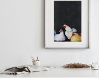Puede incluir: Una pintura enmarcada de tres gallinas blancas con crestas rojas, sobre un fondo oscuro. Las gallinas están acurrucadas juntas, con la cabeza girada una hacia la otra.