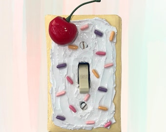 Cubierta de interruptor de luz con diseño de pastel y cupcakes, estilo vintage maximalista, cereza, decoración del hogar, comida falsa, chispas de arcoíris, dopamina, diversión, regalo Y2K, coqueta, personalizada, para niña