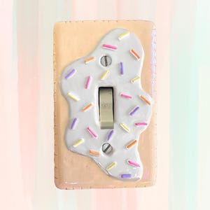 Cubierta de interruptor de luz PopFruitTart, fresa casera escarchada, decoración maximalista para el hogar, comida falsa, dopamina espolvoreada, regalo divertido Y2K, novedad coqueta Vanilla