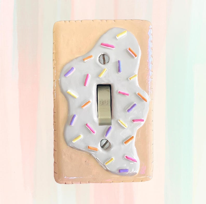Cubierta de interruptor de luz PopFruitTart, fresa casera escarchada, decoración maximalista para el hogar, comida falsa, dopamina espolvoreada, regalo divertido Y2K, novedad coqueta Vanilla