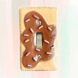 Cubierta de interruptor de luz PopFruitTart, fresa casera escarchada, decoración maximalista para el hogar, comida falsa, dopamina espolvoreada, regalo divertido Y2K, novedad coqueta Chocolate