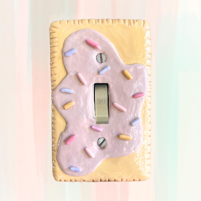 Cubierta de interruptor de luz PopFruitTart, fresa casera escarchada, decoración maximalista para el hogar, comida falsa, dopamina espolvoreada, regalo divertido Y2K, novedad coqueta Lavender