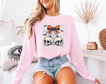 Camiseta gótica con calavera de Comfort Colors®, camiseta coqueta de Halloween, sudadera con estampado de lazo espeluznante, camiseta con estética de bruja, top alternativo de otoño